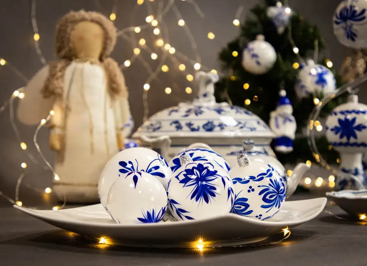 Święta w Czechach: biało-niebieskie bombki i porcelana tworzą magiczny nastrój.