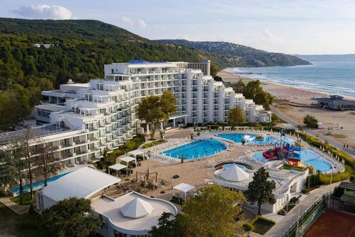 Luksusowy hotel z basenami i zjeżdżalniami przy plaży w Albena Bułgaria.