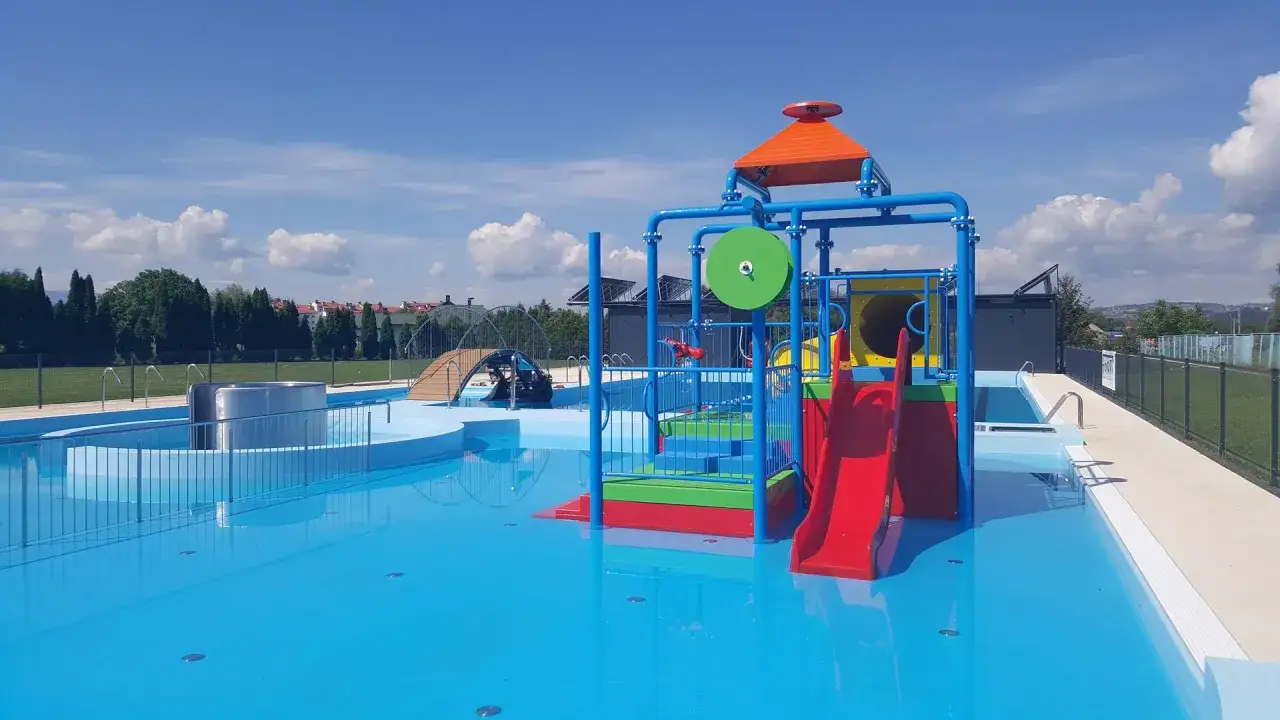 Nowy basen w Nowym Sączu z atrakcjami dla dzieci. Sprawdź cennik i zaplanuj rodzinny dzień pełen zabawy!