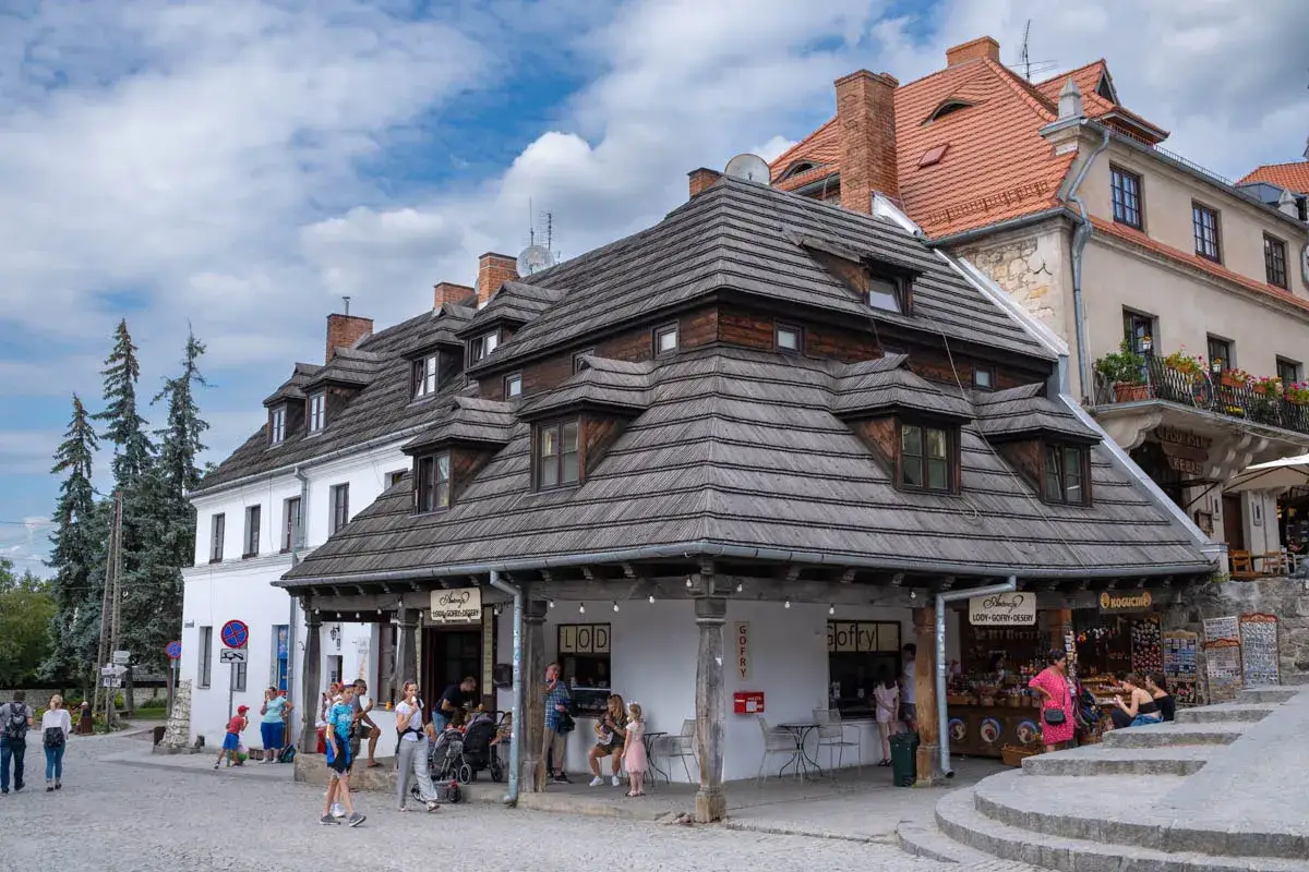 Kazimierza Wielka atrakcje: urokliwy rynek z kamieniczkami, lodziarnią i sklepikami z pamiątkami.