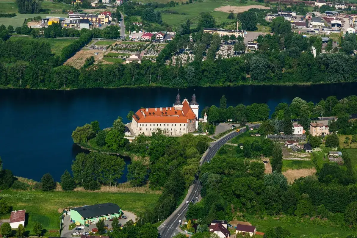 Zamek w Mogilnie, malowniczo położony nad jeziorem, to jedna z głównych atrakcji regionu. Otoczony zielenią, zaprasza do odkrywania historii.