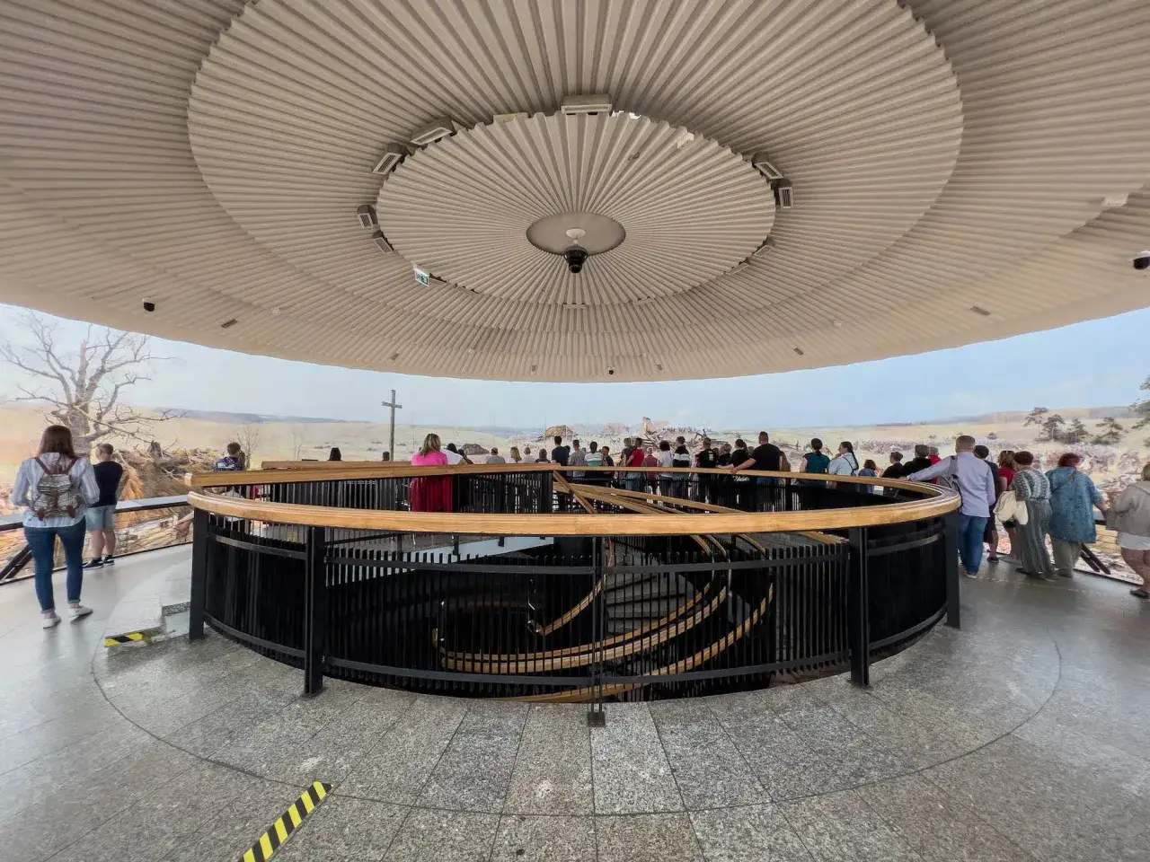 Zwiedzający podziwiający panoramę Racławicką. Sprawdź aktualny panorama racławicka cennik biletów i godziny otwarcia.
