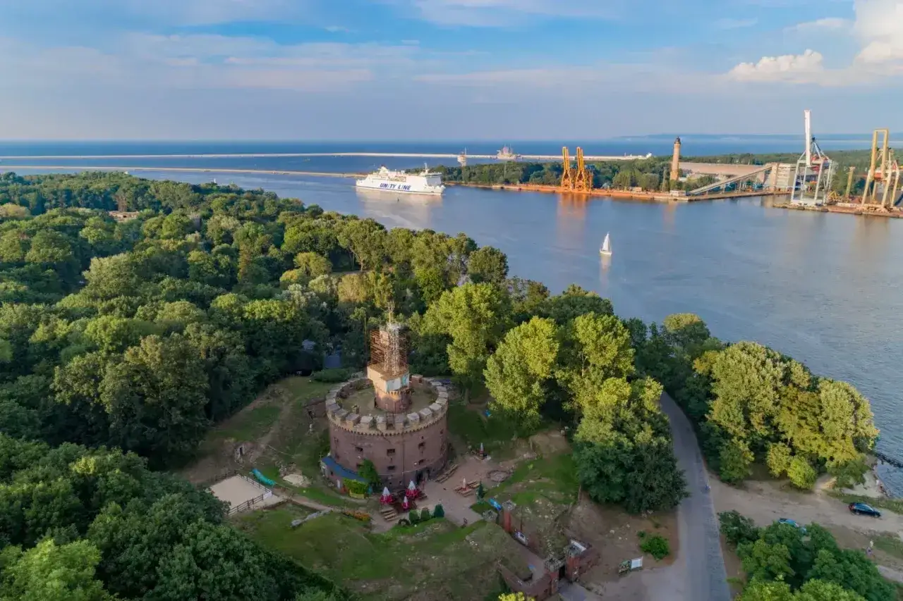 Fortyfikacje na Karsiborze, z widokiem na port i prom. Wspaniałe karsibór atrakcje dla miłośników historii i morza.