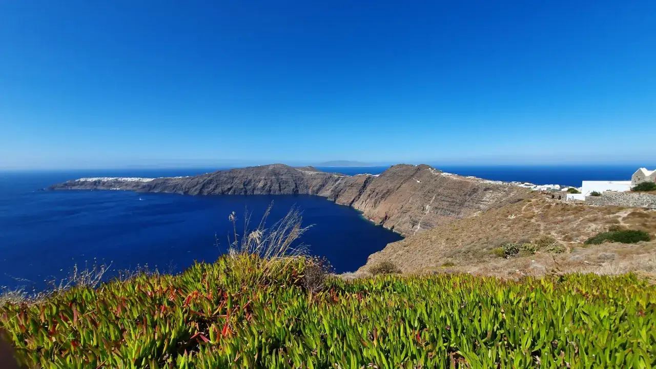 Santorini w kwietniu: błękitne niebo, turkusowe morze i skaliste klify. Idealna pogoda na podziwianie widoków.
