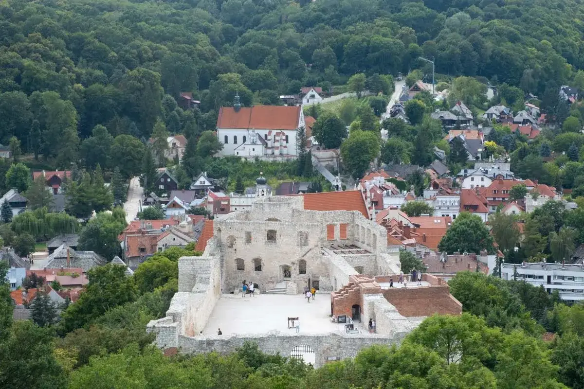 Ruiny zamku i kościół w Kazimierzu Wielkim. Atrakcje turystyczne tego miejsca przyciągają zwiedzających.