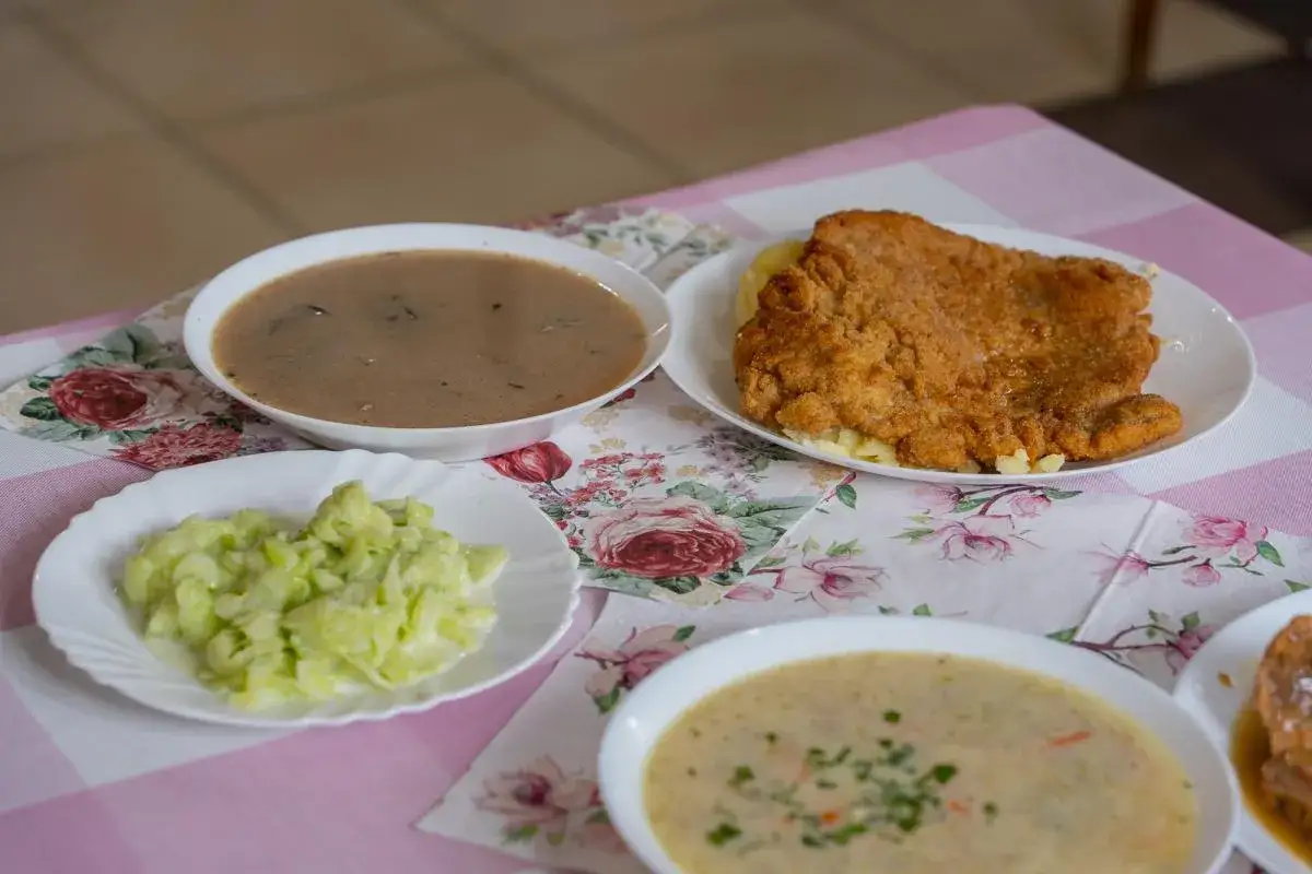 Pełna micha menu: kotlet schabowy z ziemniakami, zupa grzybowa, surówka z białej kapusty i zupa krem.