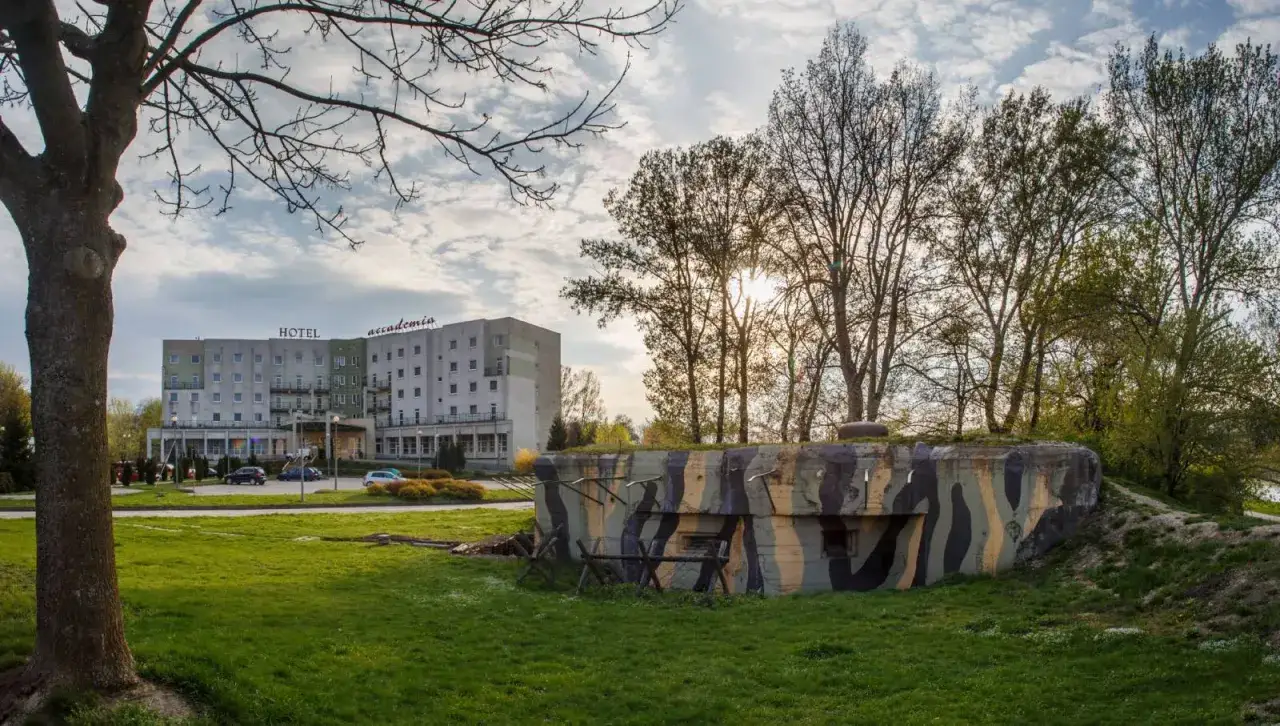 Hotel Accademia w Przemyślu z bunkrem w kamuflażu.