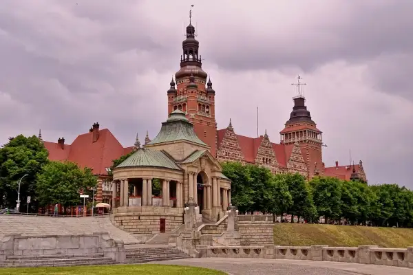 Majestatyczne budowle w Szczecinie, Stare Miasto, z charakterystycznymi wieżami i zielenią.