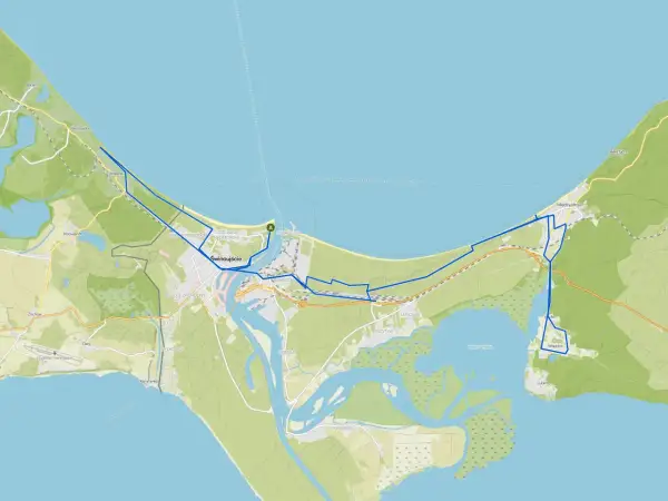Mapa z zaznaczonymi trasami rowerowymi Świnoujście i okolicami, prowadzącymi przez tereny nadmorskie i leśne.