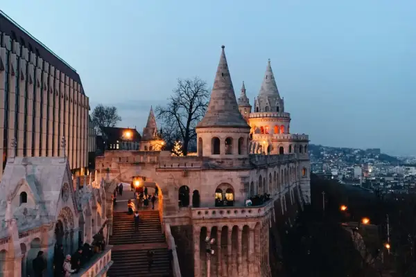Budapeszt, stolica Węgier, nocą. Rybacka Baszta z iluminacjami, schody i widok na miasto.