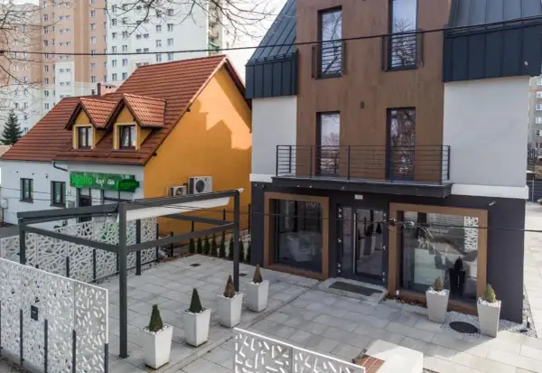 Nowoczesny hotel kameralny Zielona Góra z patio i ozdobnymi panelami.