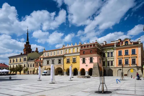 Kolorowe kamienice i wieża ratuszowa tworzą malowniczy rynek w Tarnowie.