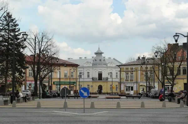Rynek w Mielcu, idealne miejsce na weekendowe atrakcje. Spacer po placu, odpoczynek na ławce i podziwianie zabytkowej architektury.